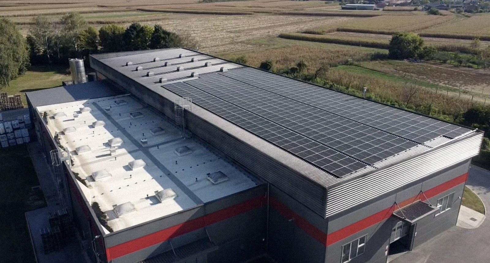 Tvornica Modulaz iz zraka - solarni paneli na krovu
